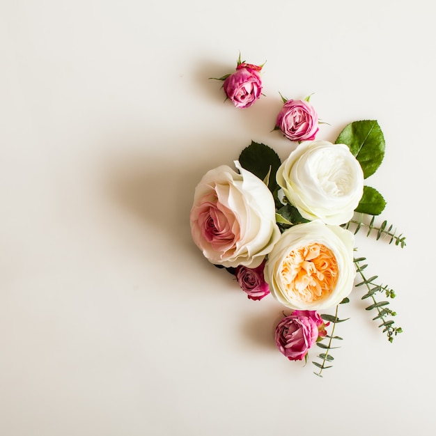 Marco de boda redondo floral endecha plana. Vista superior de flores color de rosa con espacio de copia
