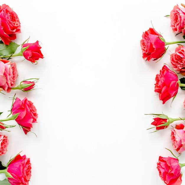 Marco de borde de flores hecho de rosas rojas sobre fondo blanco con espacio de copia para texto backgr de san valentín