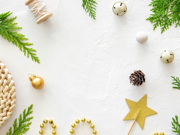 Foto marco de borde de navidad con ramas de pino y juguetes de árbol de navidad aislado en copia de vista superior blanca