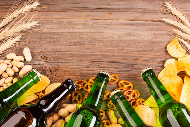 Marco de botellas de cerveza verde con pretzels