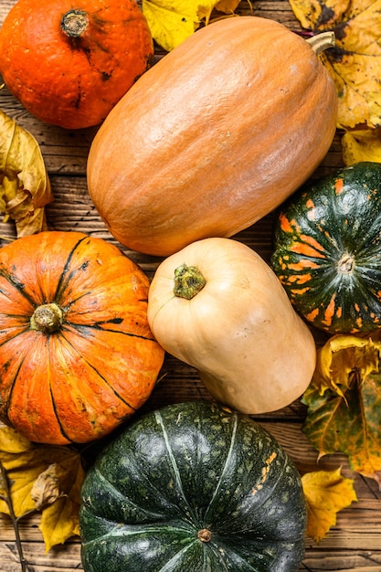 Marco de calabaza de otoño en colores naranja de Halloween. Fondo de madera. Vista superior