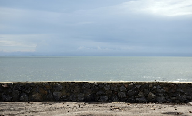 El marco de cielo azul, nubes y mar en la playa