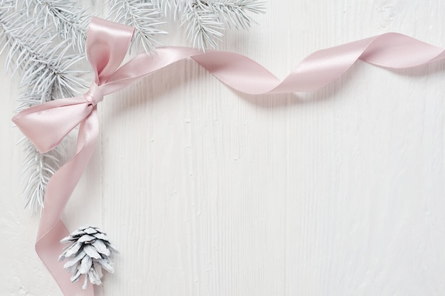 Marco de cinta rosa de Navidad con cono de árbol, flatlay