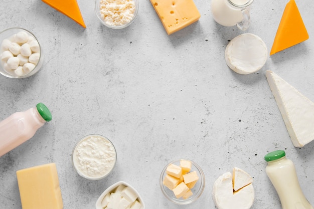 Foto marco circular de alimentos con productos lácteos.