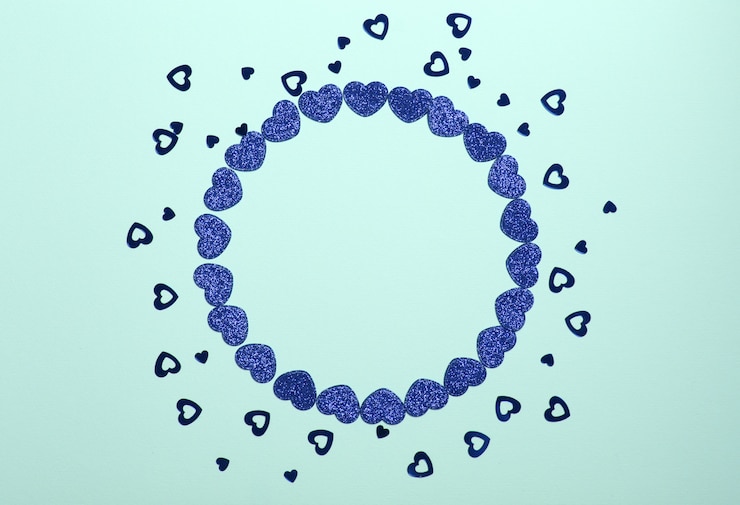 Foto marco de círculo de corazones de brillo azul sobre fondo azul. romántico, concepto de san valentín. vista superior.