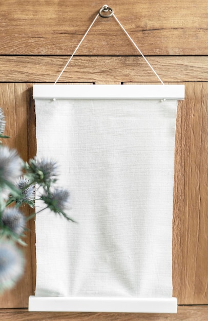 Un marco para colgar en una pared de madera.