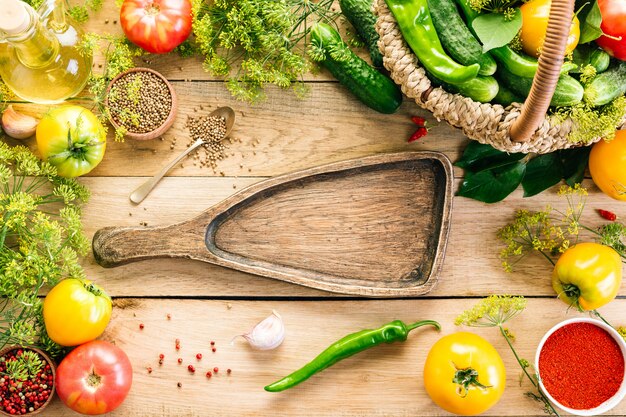 Marco de comida. Varias verduras, tabla de cortar de madera.