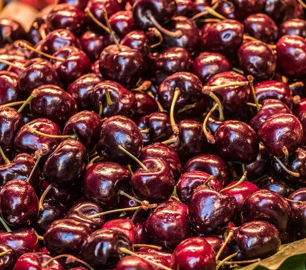 Marco completo de cerezas frescas en el mercado.