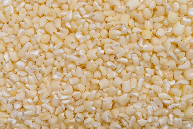Marco completo de granos de maíz blanco triturados.