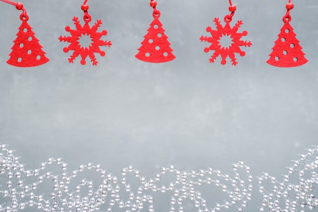 Marco de composición de Navidad para texto. Decoraciones rojas sobre fondo gris. Vista plana, vista superior