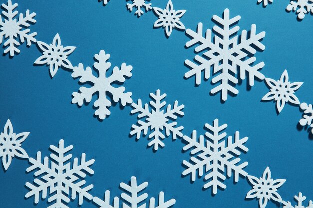 Foto marco de copos de nieve, fondo blanco de decoración de copos de nieve, concepto de invierno