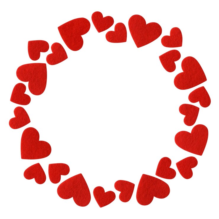 Foto marco de corazones de fieltro rojo aislado sobre fondo blanco.