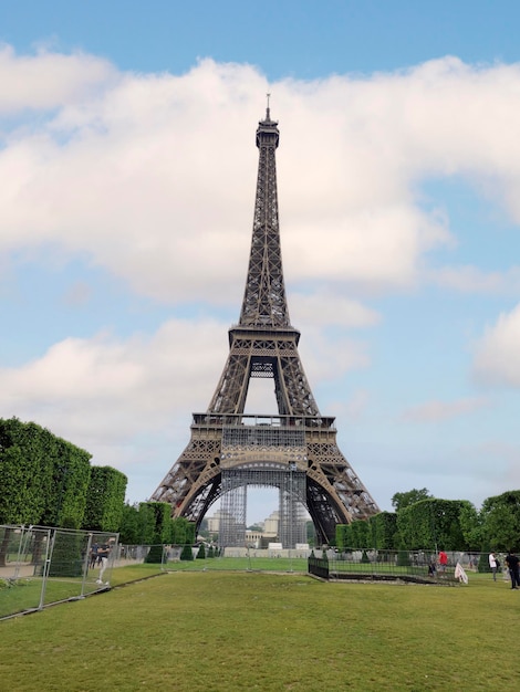 Marco de viagem da Torre Eiffel de Paris França recebendo uma reforma dourada