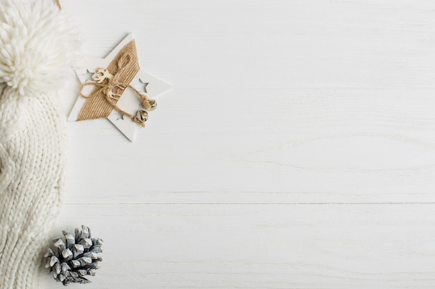 Marco decorativo, atributos de Navidad en una mesa de madera blanca.