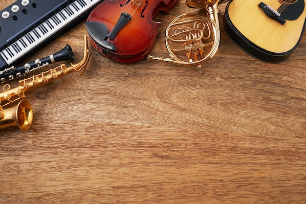 Marco de diferentes instrumentos musicales sobre un fondo de madera