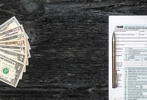 Marco de dinero y formulario de impuestos en el fondo de madera