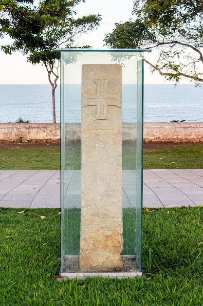 Marco do Descobrimento localizado no centro histórico da cidade velha de Porto Seguro, no estado da Bahia, Brasil