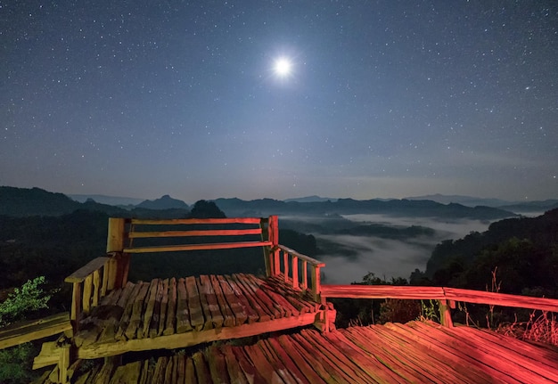 Marco do terraço de madeira do ponto de vista com a lua ao amanhecer