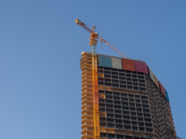 El marco de un edificio de gran altura en construcción Edificio de hormigón armado Industria de la construcción Rascacielos sin revestimiento