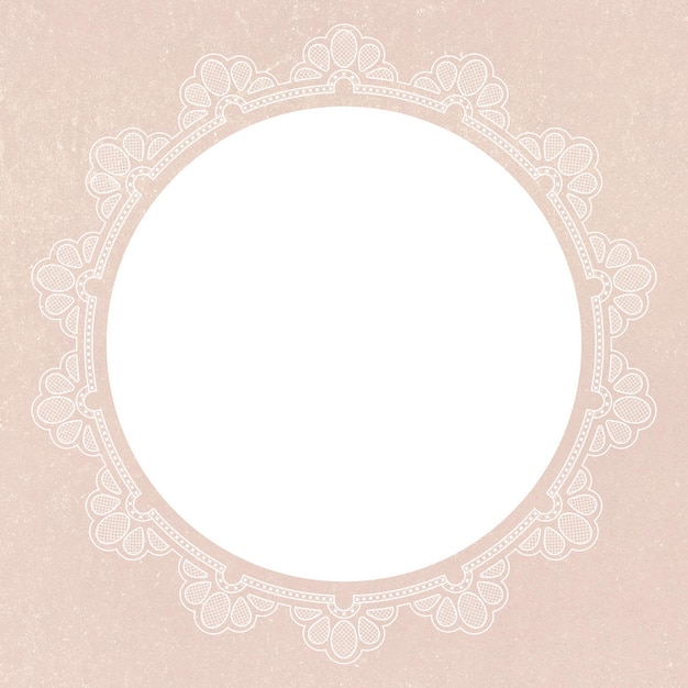 Marco de encaje vintage con pañuelo blanco sobre fondo beige