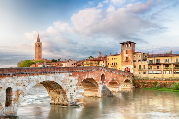 Marco famoso de Verona. Ponte di Pietra sobre o rio Adige durante o nascer do sol.