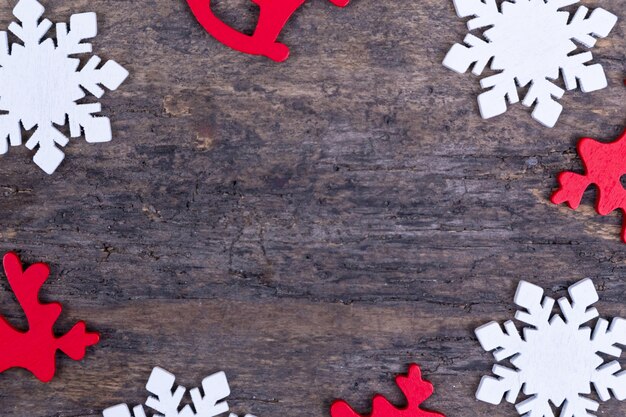 Un marco de fieltro decoraciones de Navidad sobre un fondo de madera con espacio de copia. Ciervo de navidad, copo de nieve, estrella