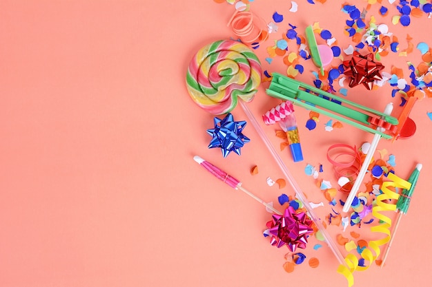 Marco de fiesta colorido con objetos de cumpleaños