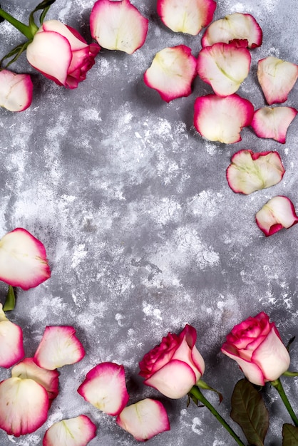 Marco floral: ramo de rosas blancas rosas sobre fondo de piedra