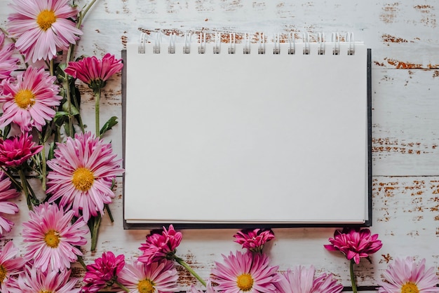 Foto marco de flores de color rosa, fondo de madera blanca con copia del espacio