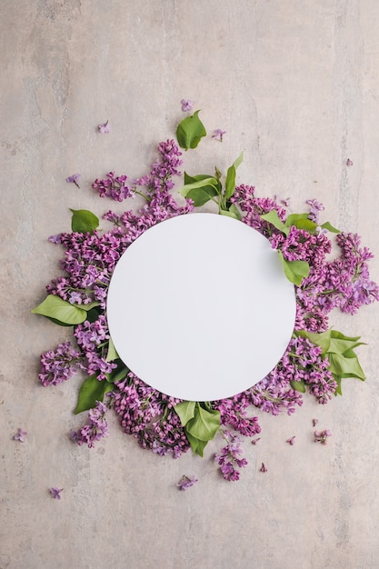 marco con flores lilas sobre fondo gris