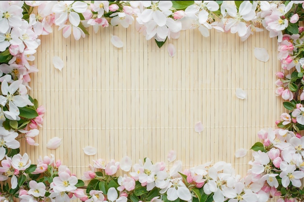 Marco de flores de primavera de sakura en bambú