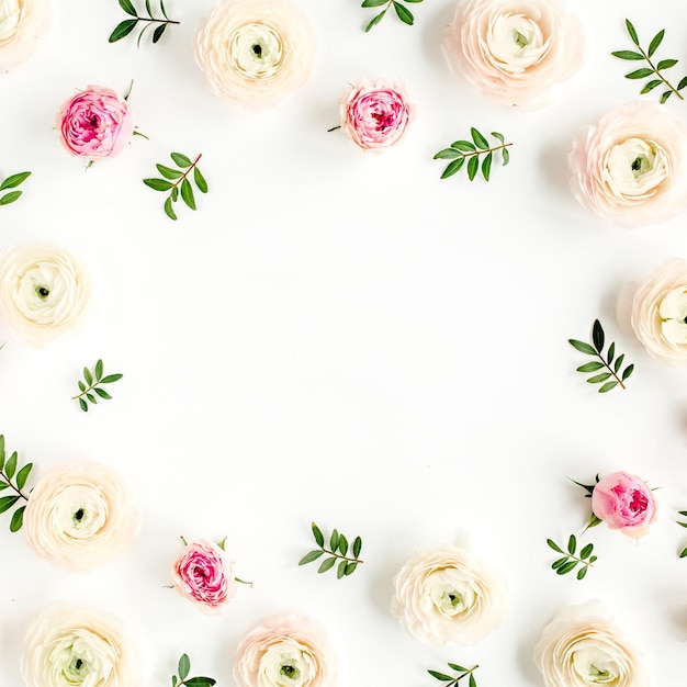 Marco de fondo floral hecho de ranunculus rosa y capullos de rosas sobre fondo blanco plano laico t