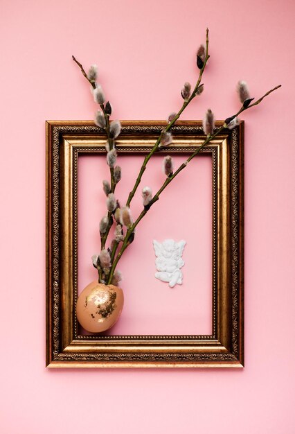 Marco de fondo de pascua con flores de primavera y ángel. tarjeta de felicitación creativa de pascua