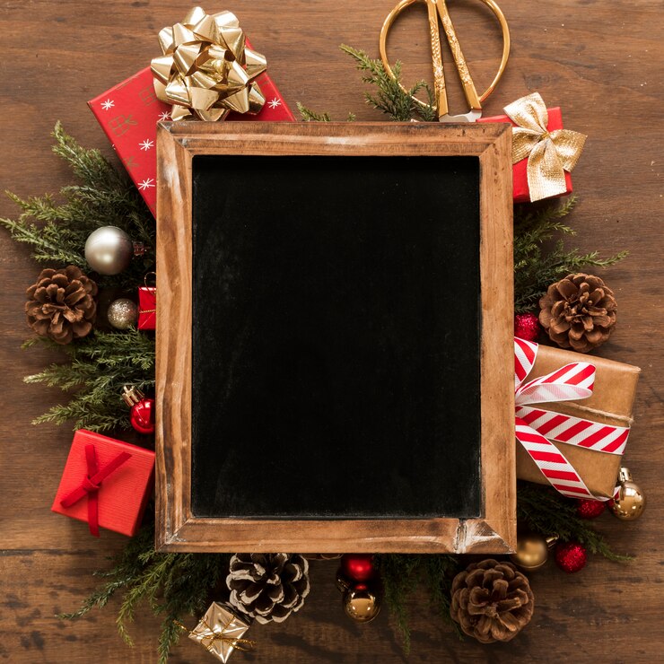 Foto marco de fotos entre decoraciones navideñas.