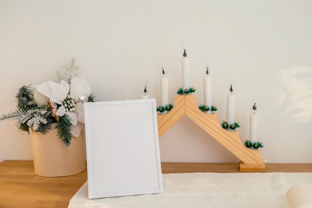 Marco de fotos de Navidad maqueta plantilla con decoración en mesa de madera. Foto de alta calidad