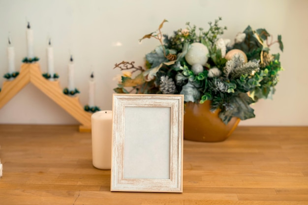 Marco de fotos de Navidad maqueta plantilla con decoración en mesa de madera. Foto de alta calidad