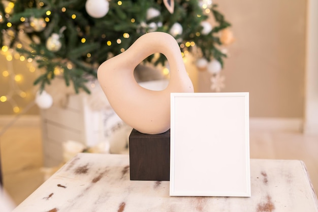 Marco de fotos de Navidad maqueta plantilla con decoración en mesa de madera. Foto de alta calidad