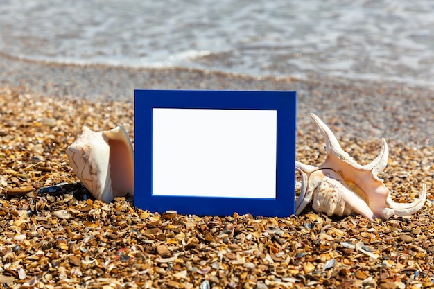 Marco de fotos en la playa, fotografía en la playa, conchas marinas, vacaciones en la playa, guijarros de playa, imagen, marco, playa, foto, gafas de sol, reflexión, fondo, arena, mar negro, verano