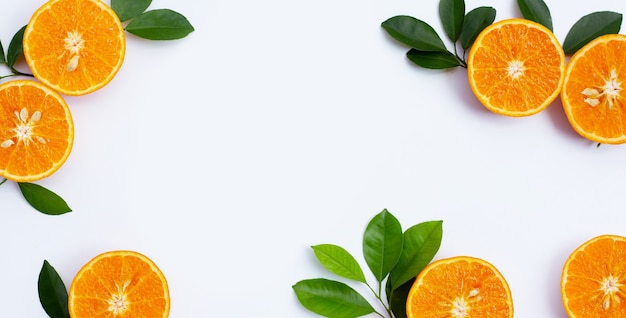 Marco de frutas naranjas sobre fondo blanco. Frutas cítricas bajas en calorías, altas en vitamina C y fibra.