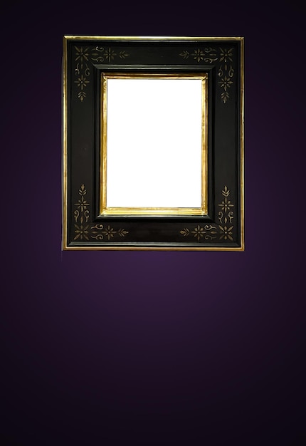 Foto marco de la galería de la feria de arte antiguo en la pared púrpura real en la casa de subastas o en la plantilla en blanco de la exposición del museo con espacio de copia blanco vacío para el diseño de la maqueta