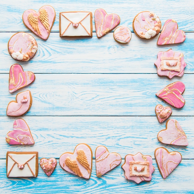 Marco de galletas de San Valentín con corazones, sobres, labios en azul