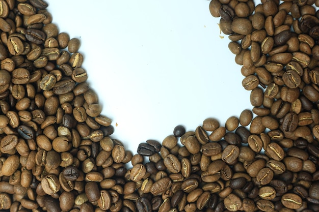 El marco de los granos de café tostados aislados en blanco puede usarse como fondo o textura