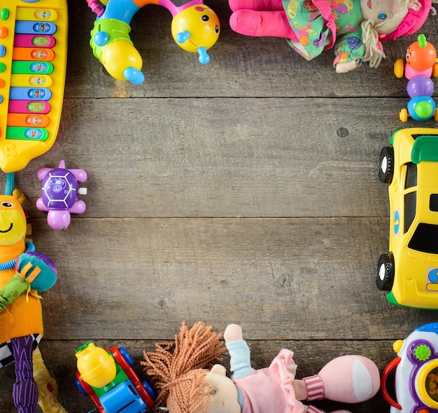 Marco hecho de accesorios de juguete para niños en el espacio de copia de la vista superior de fondo blanco