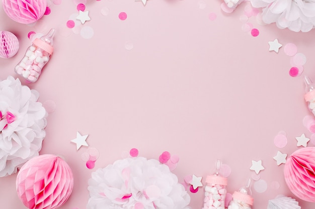 Foto marco hecho de biberones decorativos de leche con caramelos y adornos de papel para fiesta de baby shower. endecha plana, vista superior