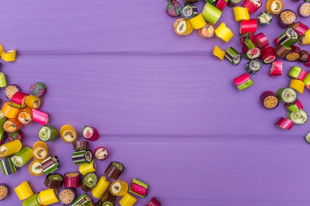 Foto un marco hecho de caramelos de caramelo de colores.