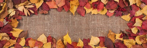 Marco hecho de hojas sobre un fondo de arpillera, banner, tema de otoño