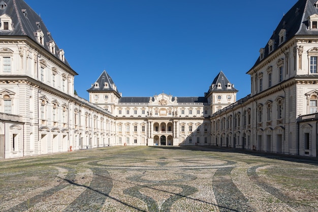 Marco histórico exterior do castelo de turim itália com céu azul e luz do dia