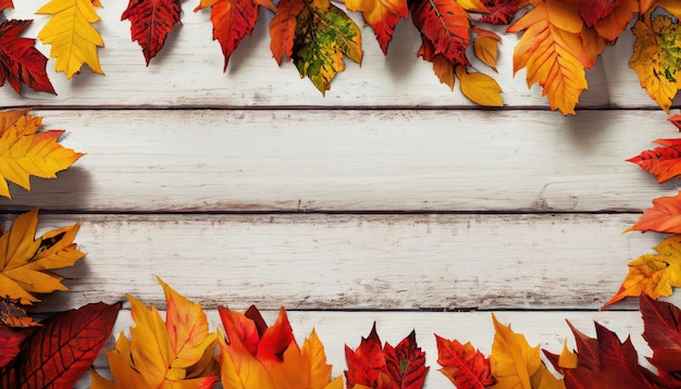 El marco de hojas de otoño sobre un fondo de madera rústica blanca