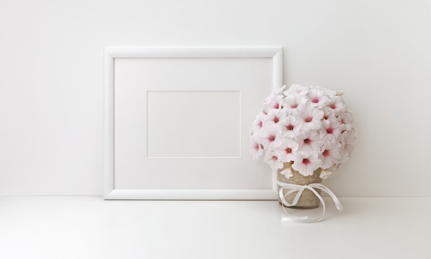 Marco horizontal con flores blancas.