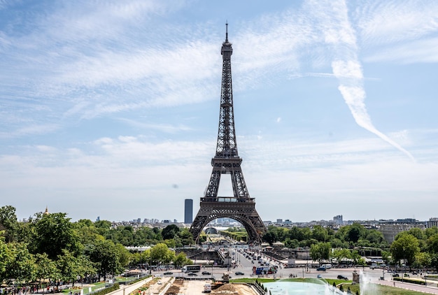 Marco icônico de Paris da Torre Eiffel com vibrantes céus azuis de verão França